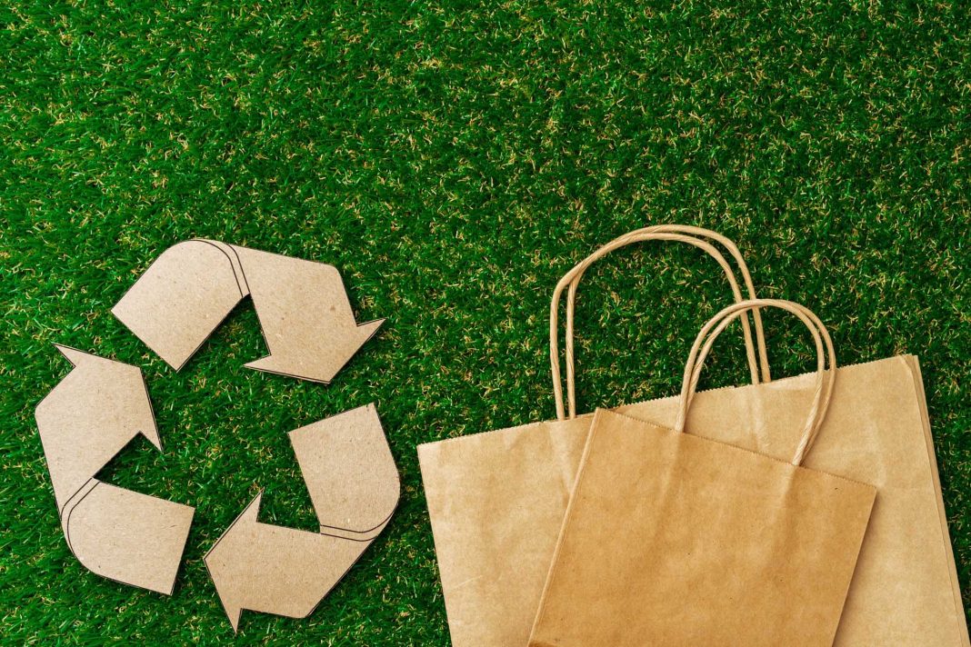 bolsa-ecologica-papel-artesanal-concepto-consumo-ecologico