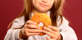 Prohibición de comida chatarra en escuelas: desafío para las marcas y oportunidad para transformar el punto de venta